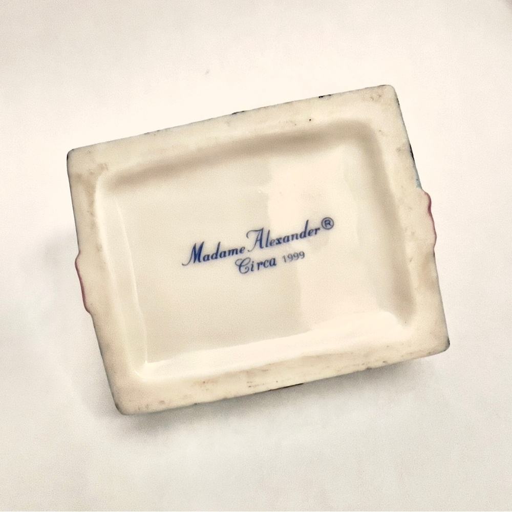 MADAME ALEXANDER Bow Circa 1999 Porcelain Hinged and Brass TRINKET BOX - Picture 3 of 5